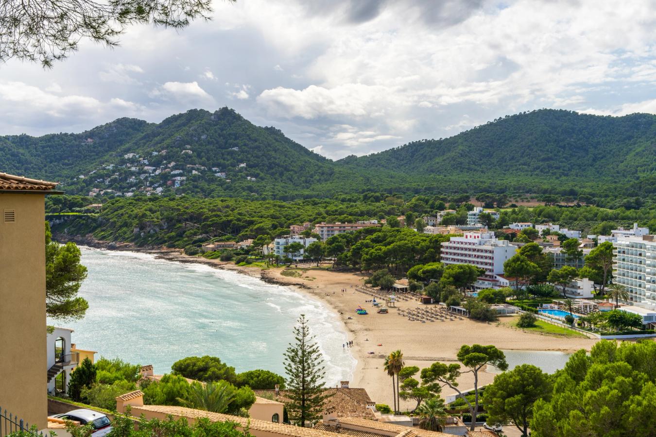 Bilden visar stranden och naturen i Canyamel från ovan