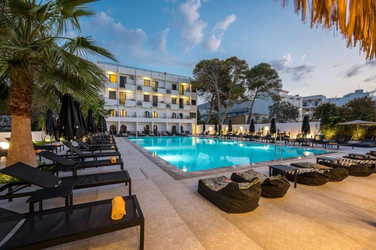 På Heronissos Hotel i Hersonissos på Kreta kan du nyde det store poolområde omgivet af palmer.