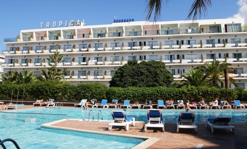 Hotel Tropical Ibiza har en sentral beliggenhet i det populære feriestedet San Antonio på Ibiza, og tilbyr rimelig innkvartering nær alt.