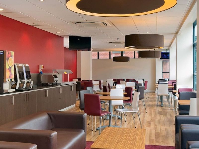 Travelodge Manchester Ancoats - Image 8