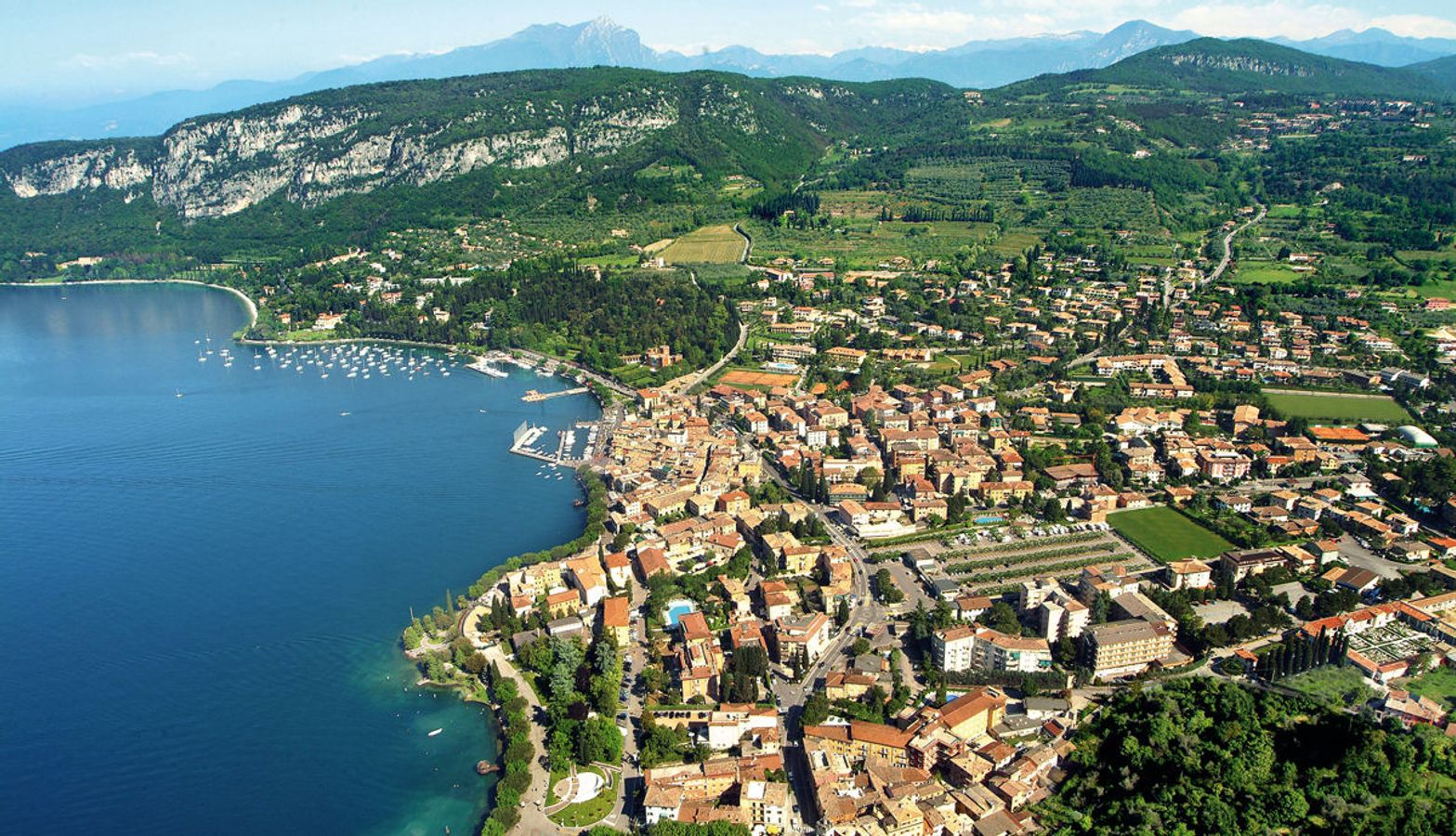 Panoramaudsigt over den idylliske by Garda ved Gardasøen i Italien