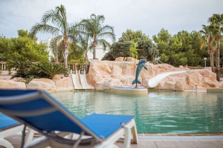 Nyd lidt tid ved poolen på Palas Pineda Hotel i La Pineda på den spanske østkyst.