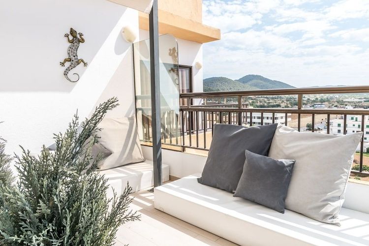Hotel Orosol har en sentral beliggenhet i sentrum av San Antonio, Ibiza, og tilbyr rom med balkong og utsikt.