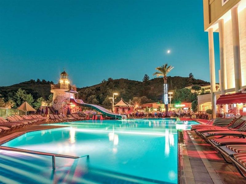 Grand Cettia Hotel - Image 1