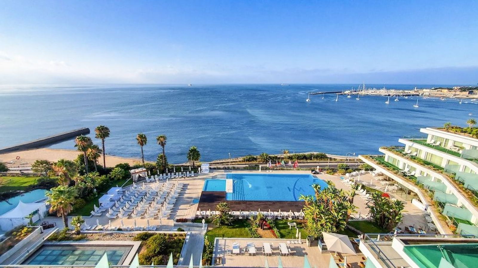 Her ser du den flotte swimmingpool og fantastisk havudsigt
