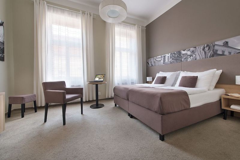 Three Crowns Hotel - Image 2