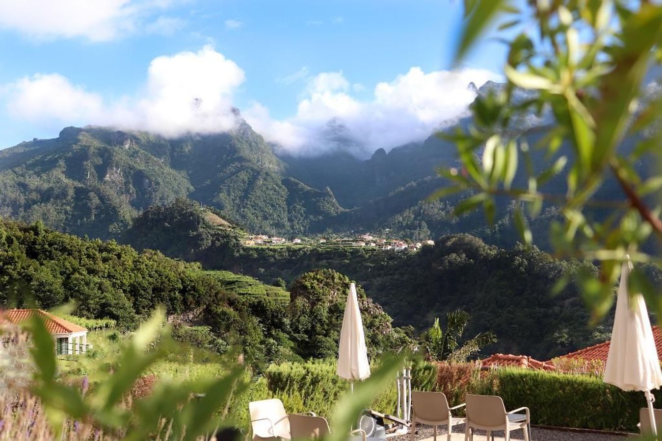 Utsikt över frodiga och gröna åslandskap från terrassen med utsikt över São Vicente-dalen på hotellet Solar da Bica i São Vicente.