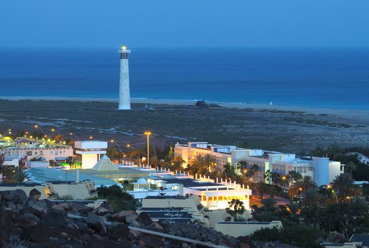 Kveldsstemning med utsikt over havet og fyret i Jandia på Fuerteventura