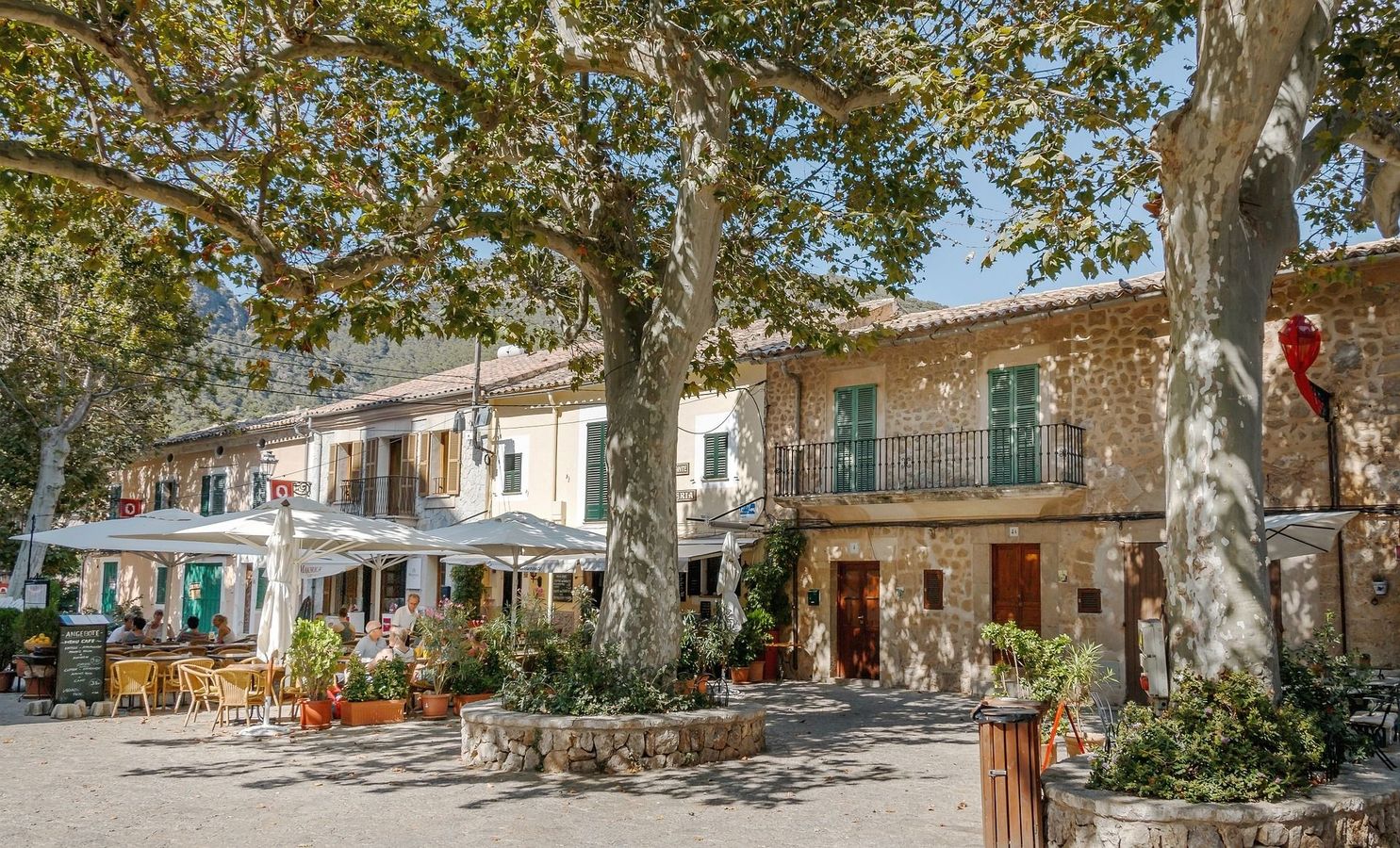 Hyggelig torg i Valldemossa på Mallorca