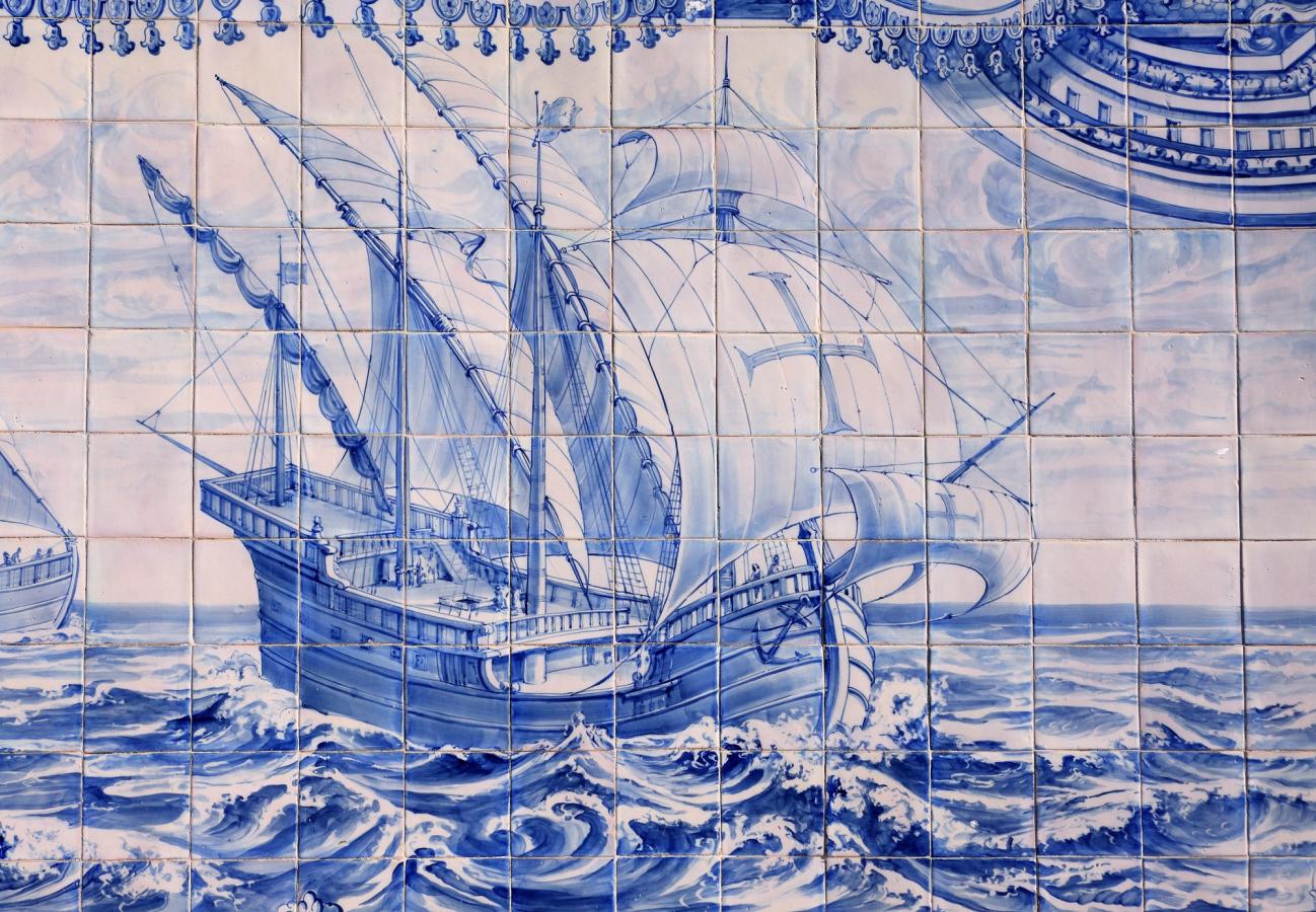 Rundt om i Lisboa er bygninger dekorert med de fantastiske flisene, azulejos