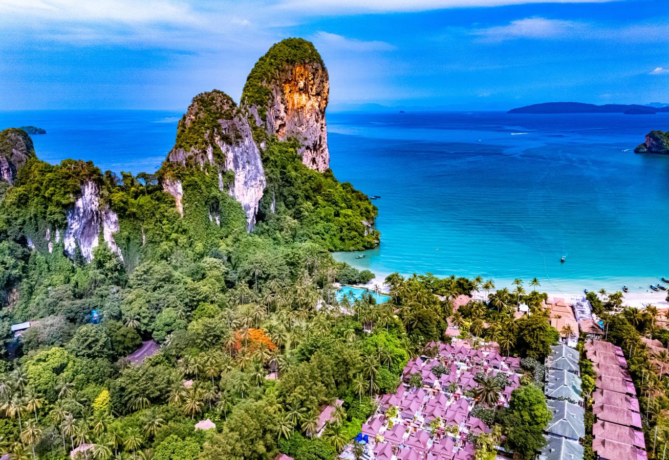 Billedet viser udsigten fra højden ved Railay Beach i Krabi i Thailand med sit krystalklare blå vand og frodige natur.