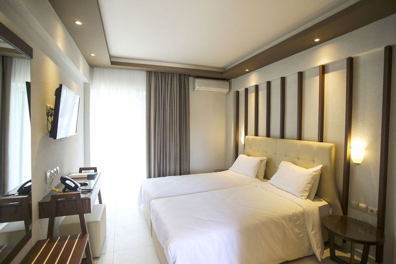 Royal Hotel and Suites - Image 4