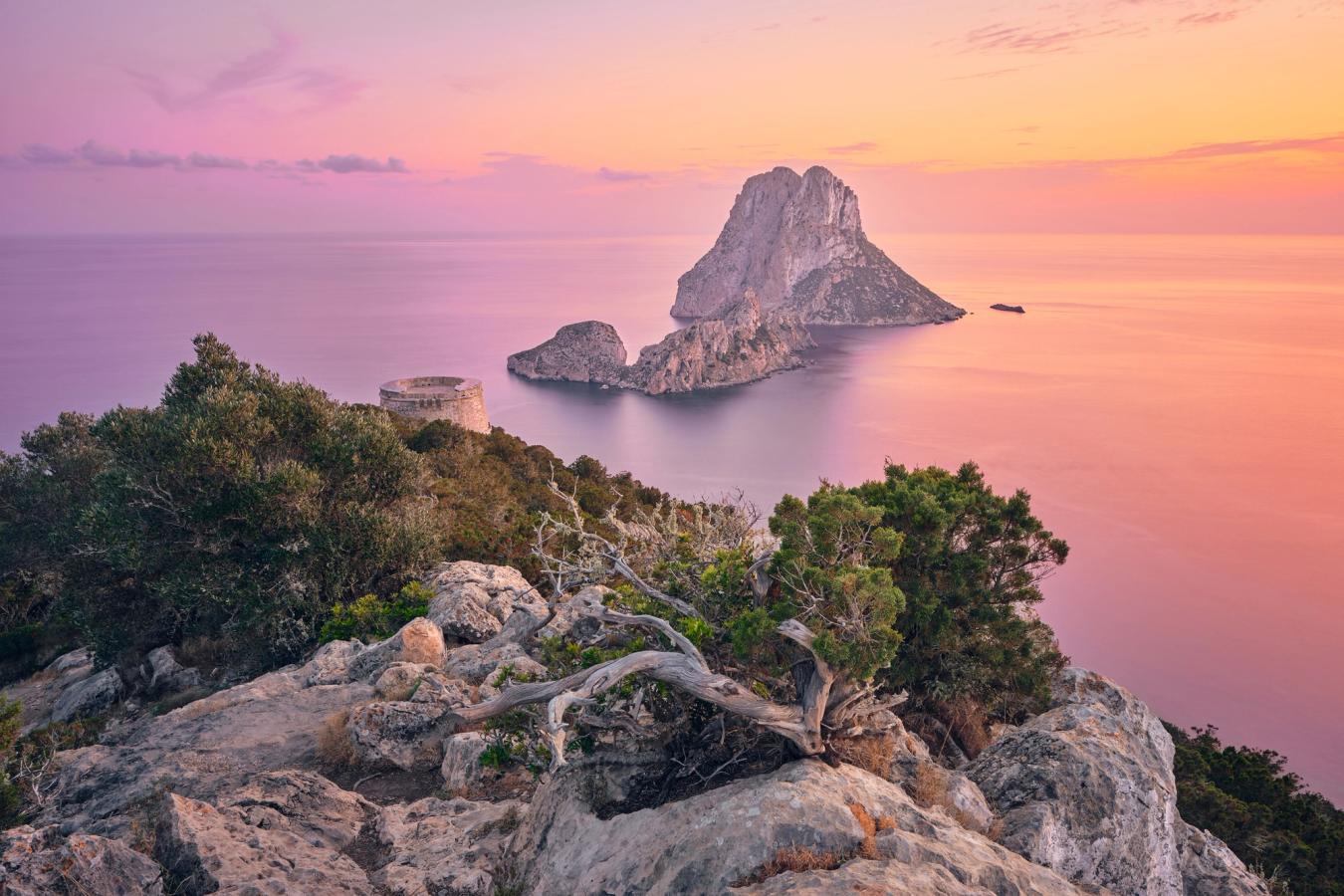 Solnedgang over havet og klippeøya Es Vedra på Ibiza