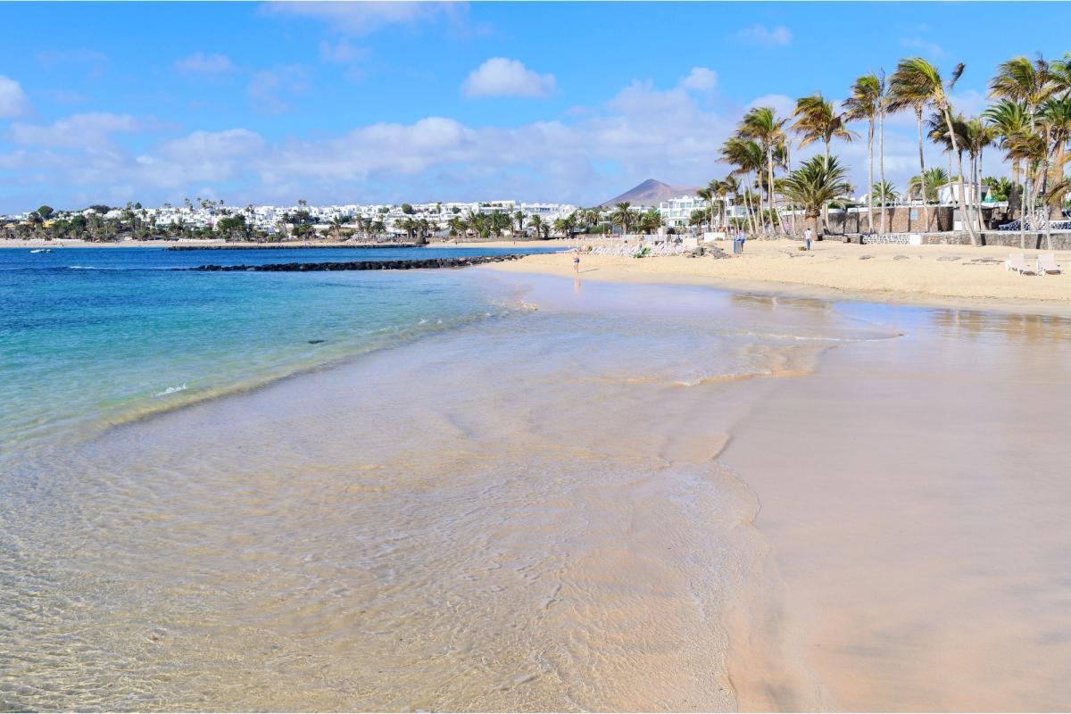Utsikt over den barnevennlige stranden Playa Las Cucharas i Costa Teguise på Lanzarote