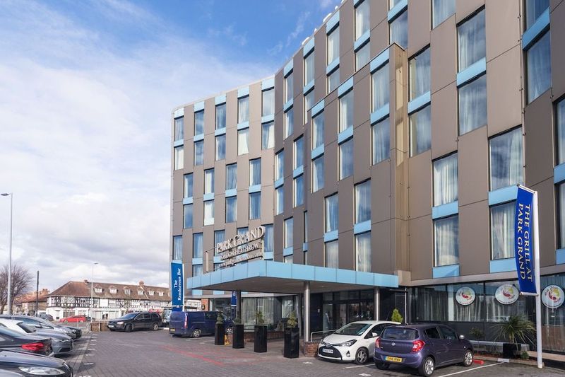 Park Grand London Heathrow - Image 7