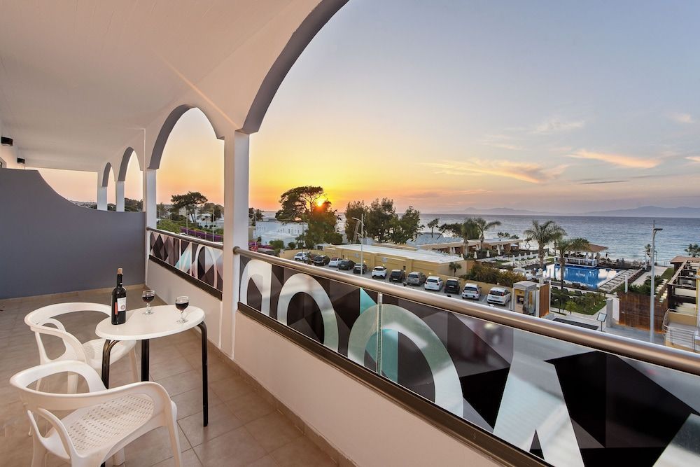 Sunny Days Hotel - Image 1