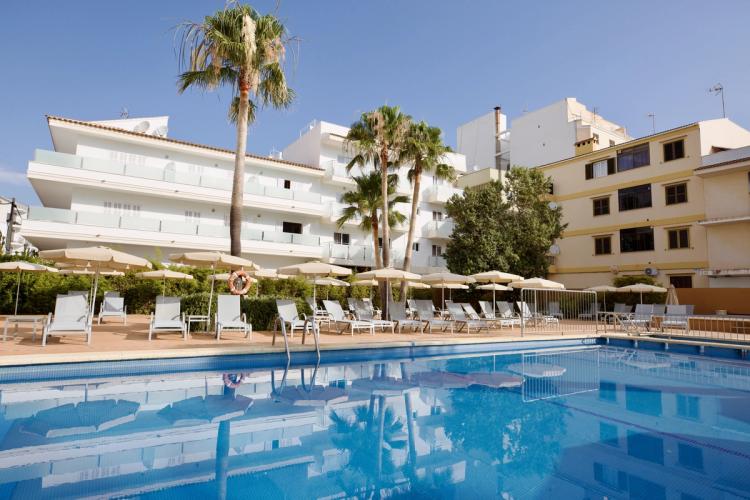 JS Horitzo ligger vid havet och stranden i Can Picafort på Mallorca