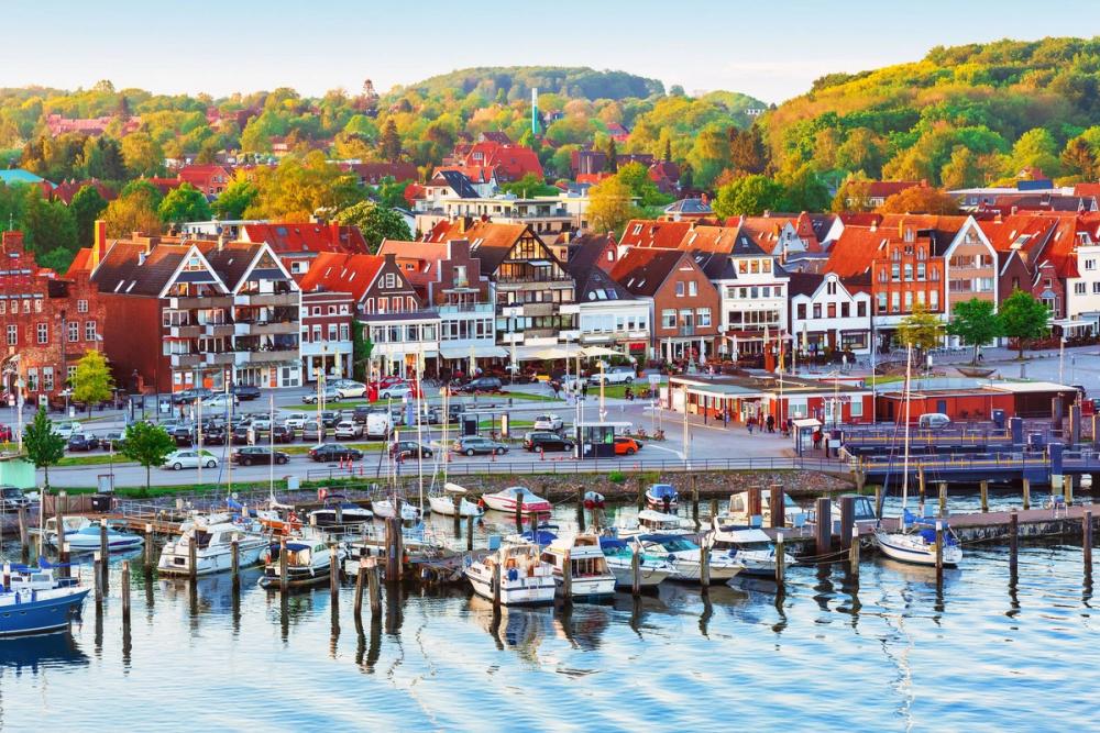 Utsikt över hamnen och de färgglada husen en fin höstdag i Travemünde i Tyskland