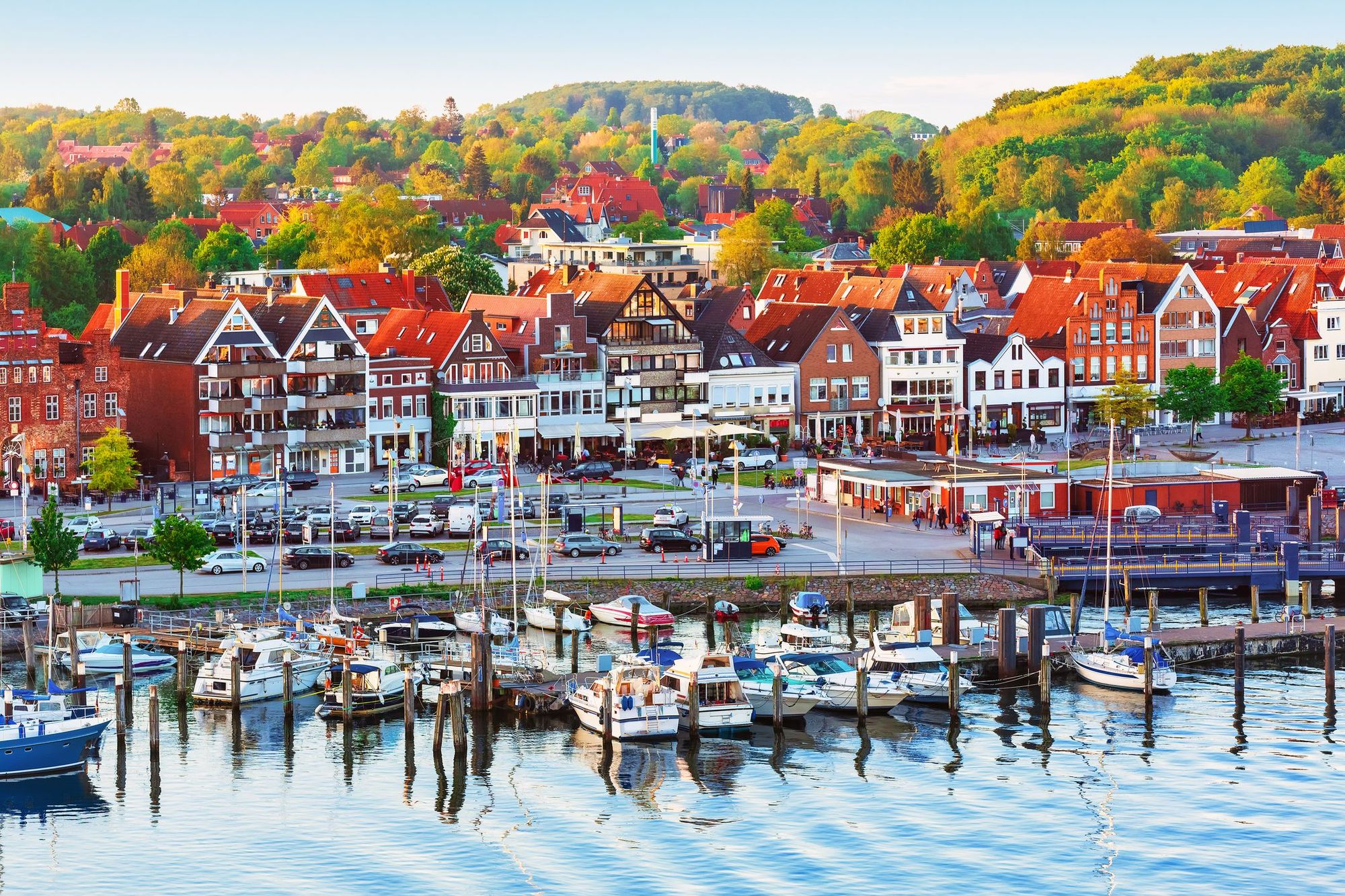Utsikt över hamnen och de färgglada husen en fin höstdag i Travemünde i Tyskland