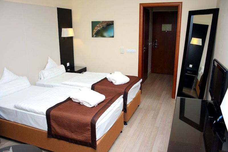 Lion's Garden Hotel Budapest - Image 3