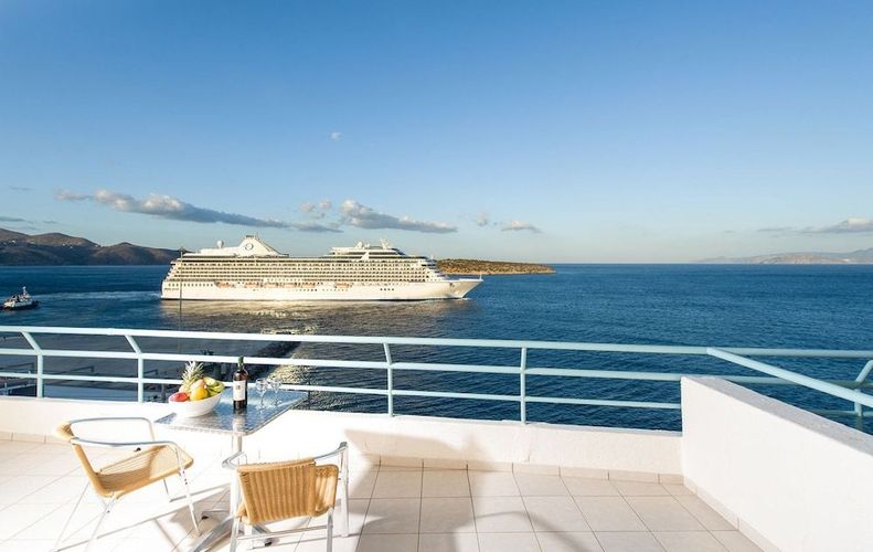 Nyt den vakre utsikten fra balkongen til Creta Hotel i Agios Nikolaos på Kreta.