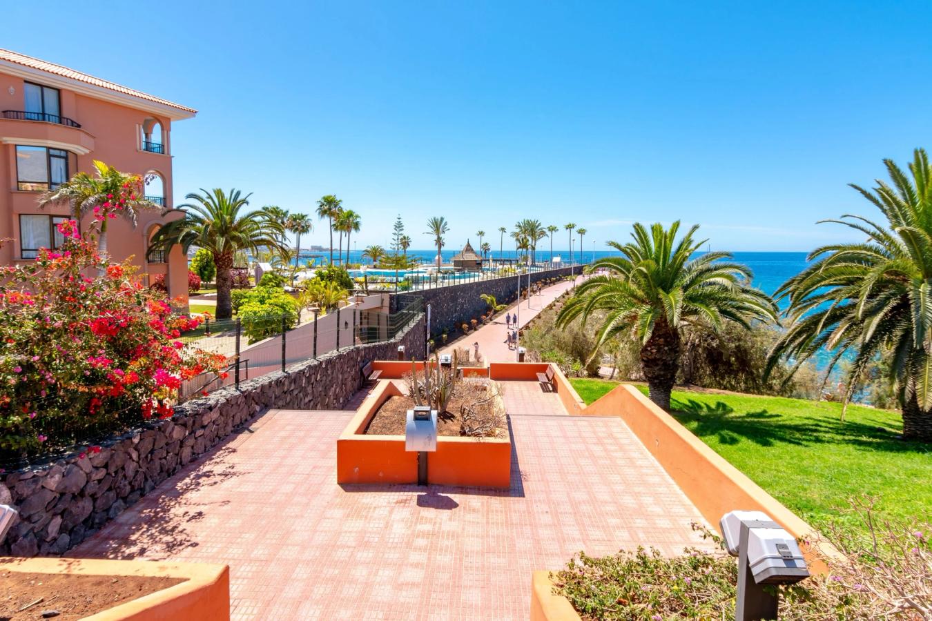 Flott strandpromenade i Costa Adeje på Tenerife, Kanariøyene