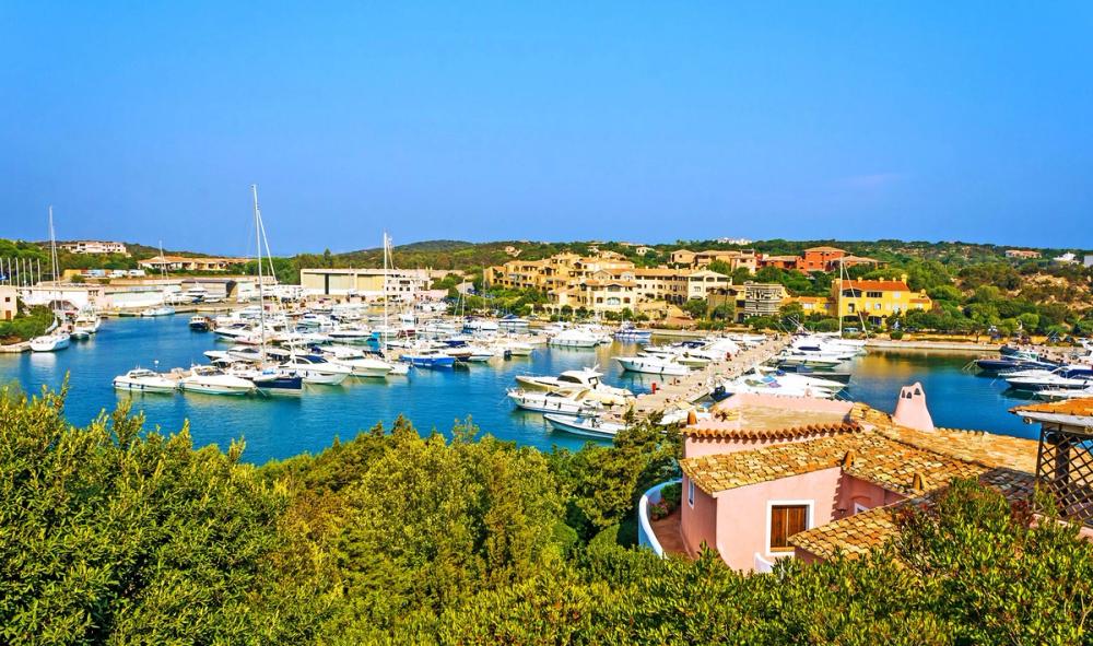 Utsikt over båthavnen og byen Porto Cervo på Sardinia