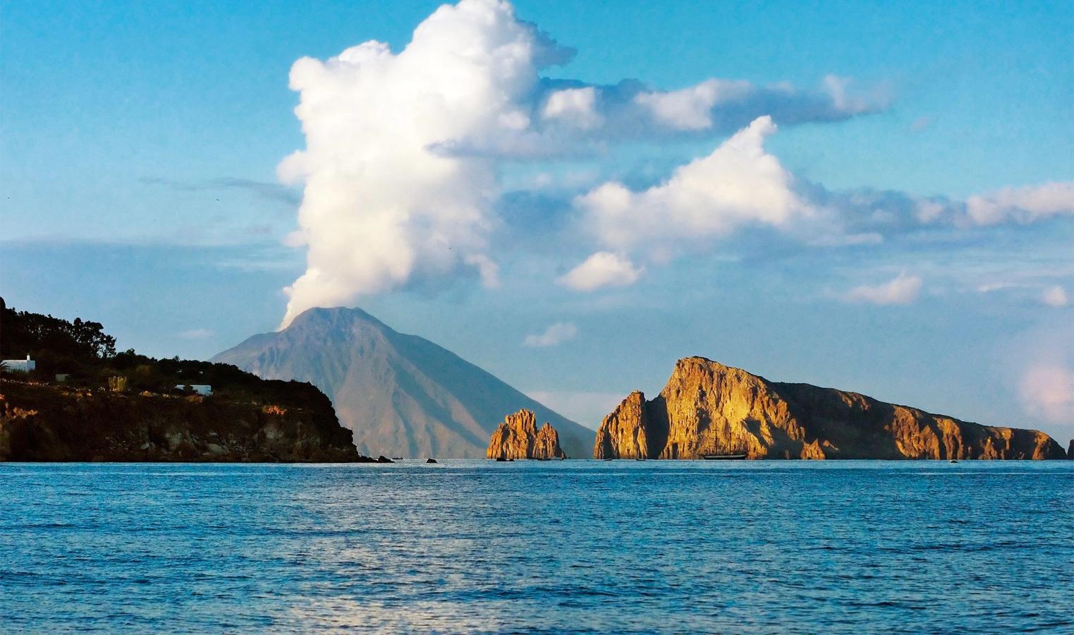 Den aktive vulkan Stromboli ud for Sicilien