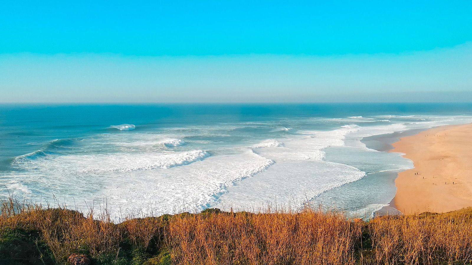 Nazare i Portugal er verdenskjent for de gode surfeforholdene
