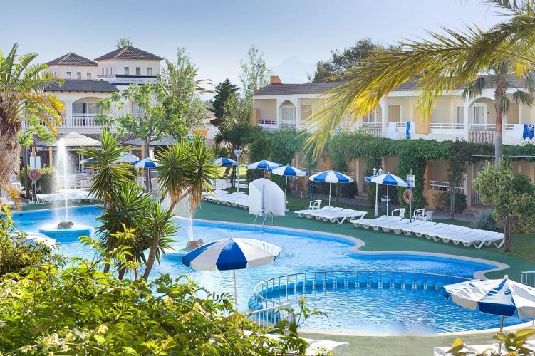 På Apartment Hotel Mariner Club Apartments i Alcudia i Mallorca kan du solbade og svømme i sommervarmen....
