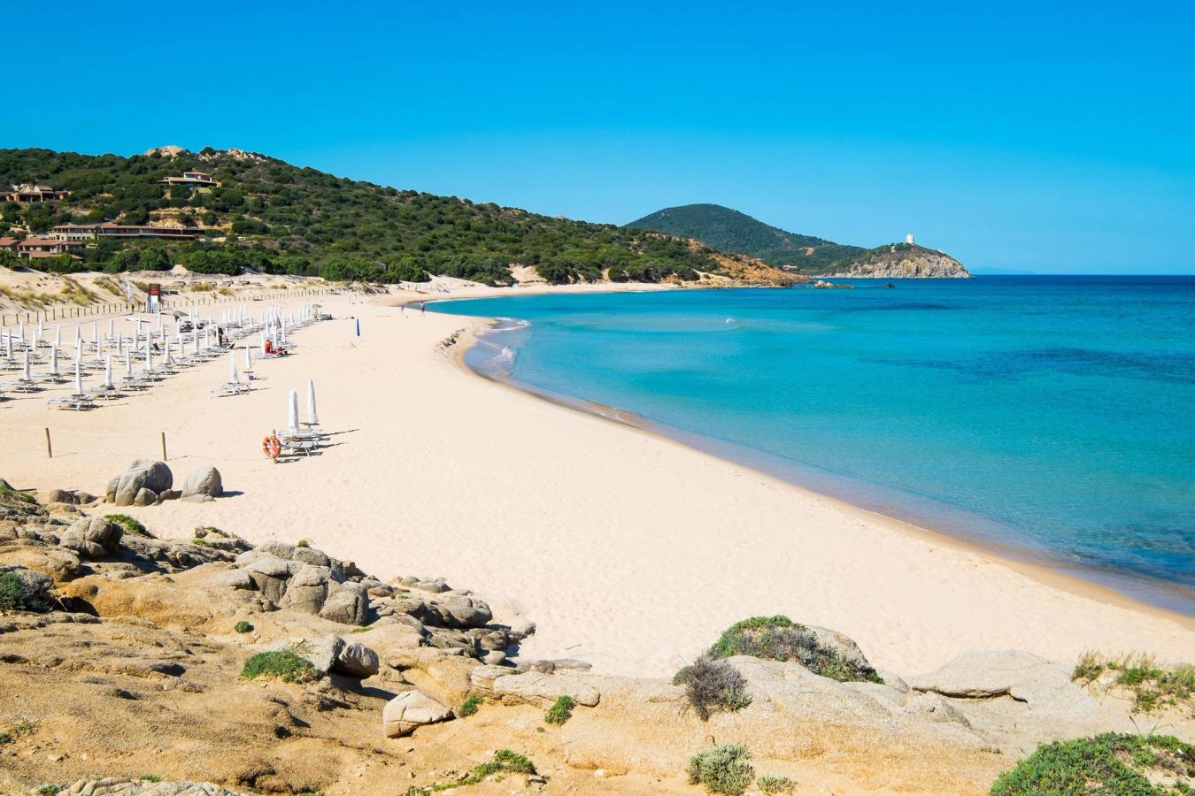 En langstrakt strand, med krystallklart vann fra Middelhavet, på øya Sardinia i Italia