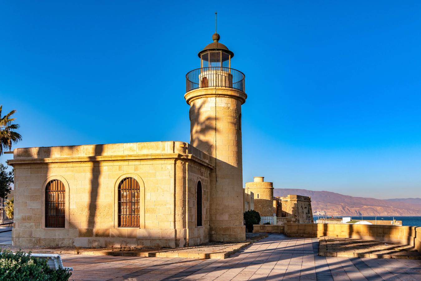 Billedet viser fyrtårnet Faro de Roquetas de Mar, som er et af byens kendte vartegn.