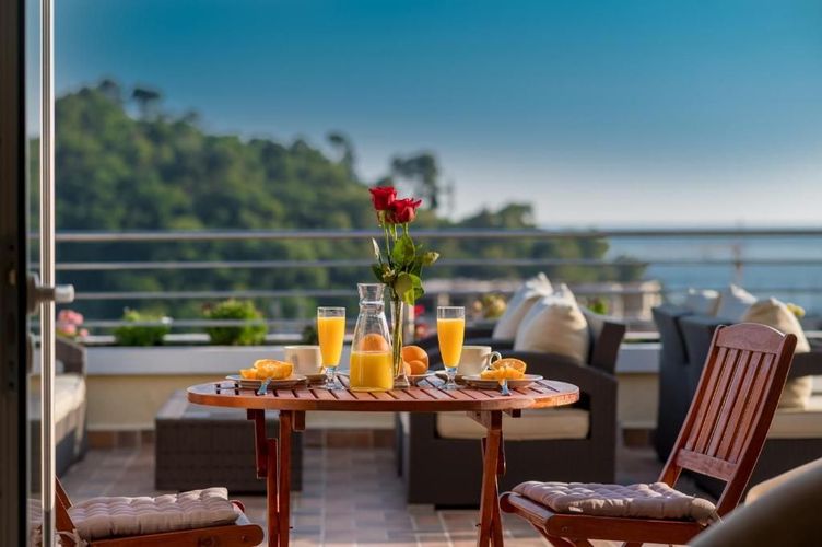 Start dagen med en solid frokost på Wgrand Petrovac takterrasse med utsikt over havet utenfor Petrovac, Montenegro.