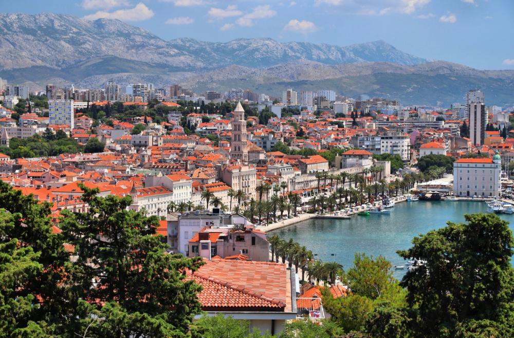Utsikt over Split og havnen med havnepromenaden omkranset av vakker natur i Dalmatia i Kroatia