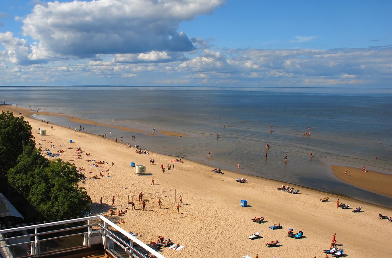 Billedet viser en lang, lavvandet strand ved Jurmala i Letland