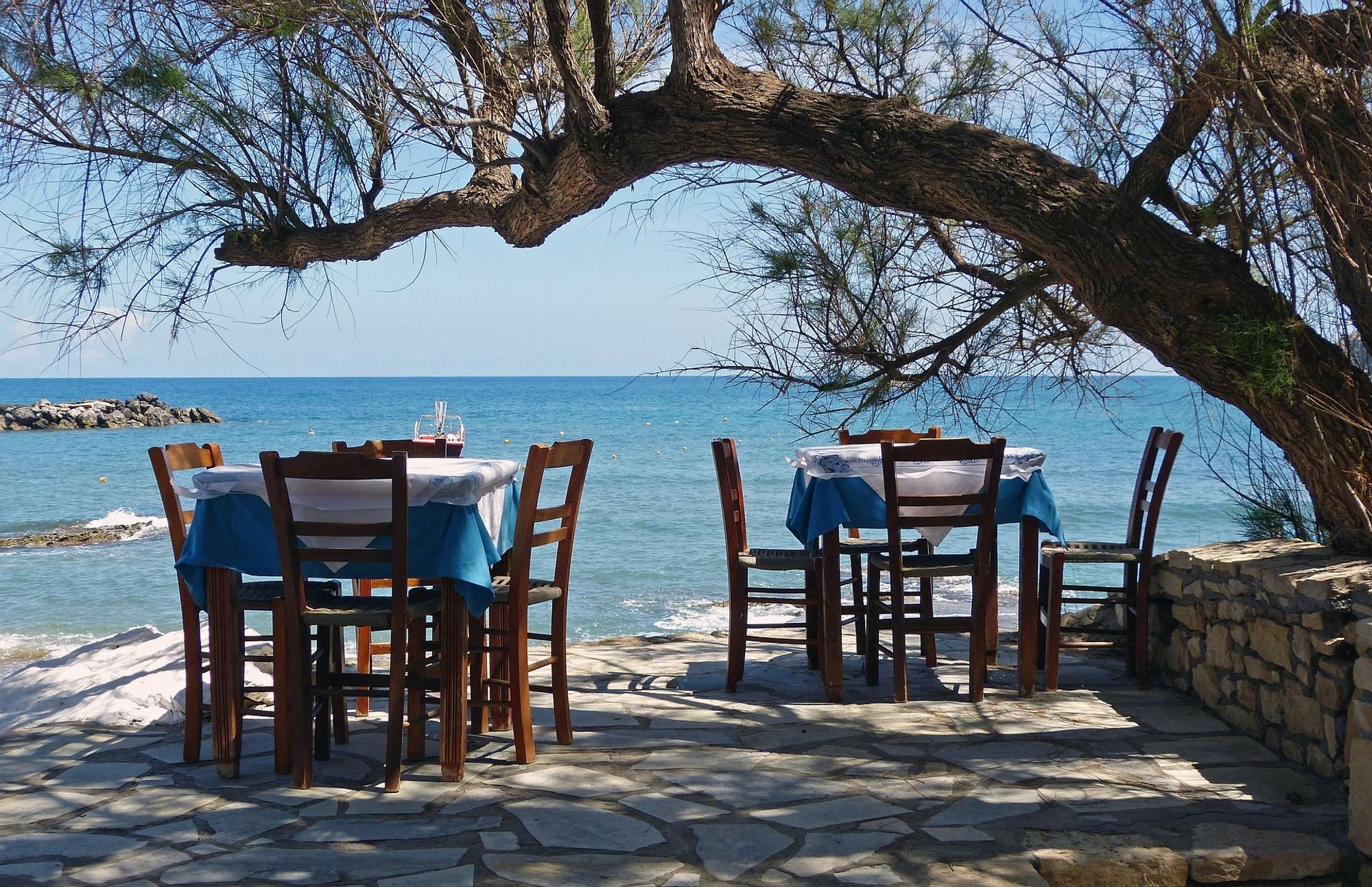 Idyllisk utsikt över havet från en tavern i Panormos, Kreta