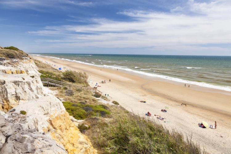 Kilometervis med strender ved Matalascanas, her ved noen klippevegger i bakkant av stranden