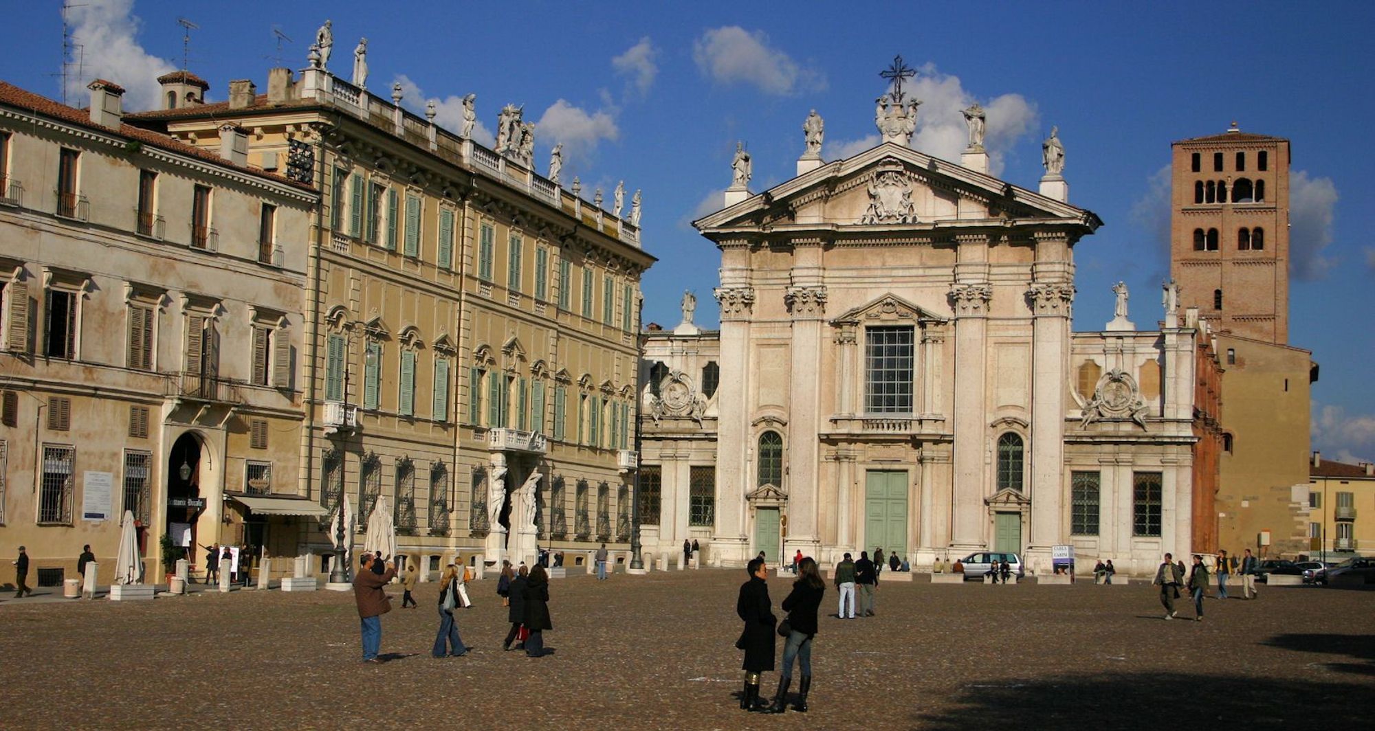 Torget i den vackra medeltida staden Mantova i Lombardiet