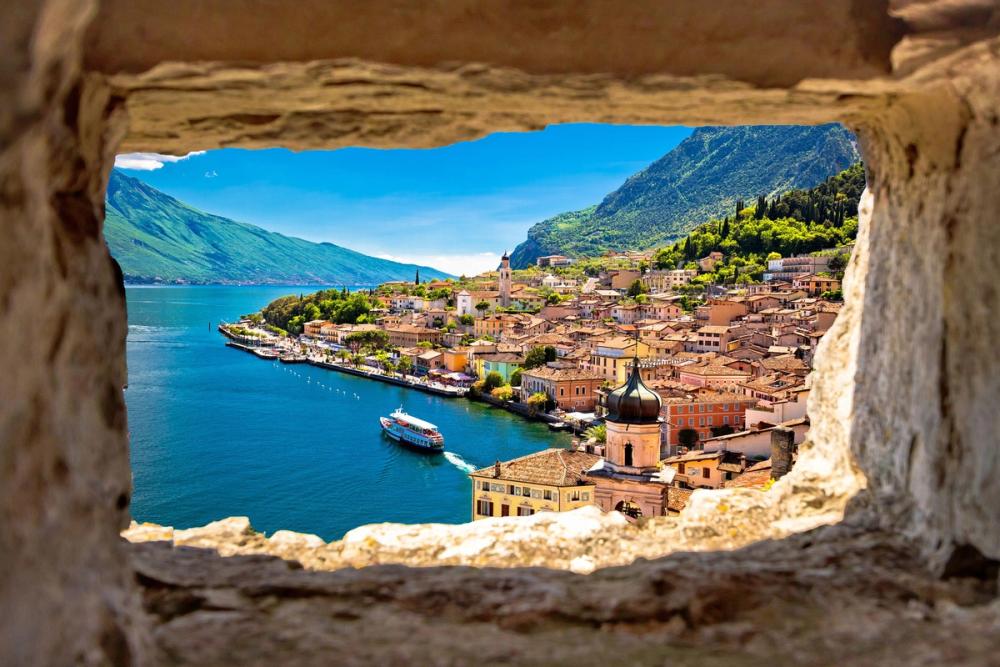 Utsikt over Limone sul Garda fra en grotte høyt over Gardasjøen i Italia