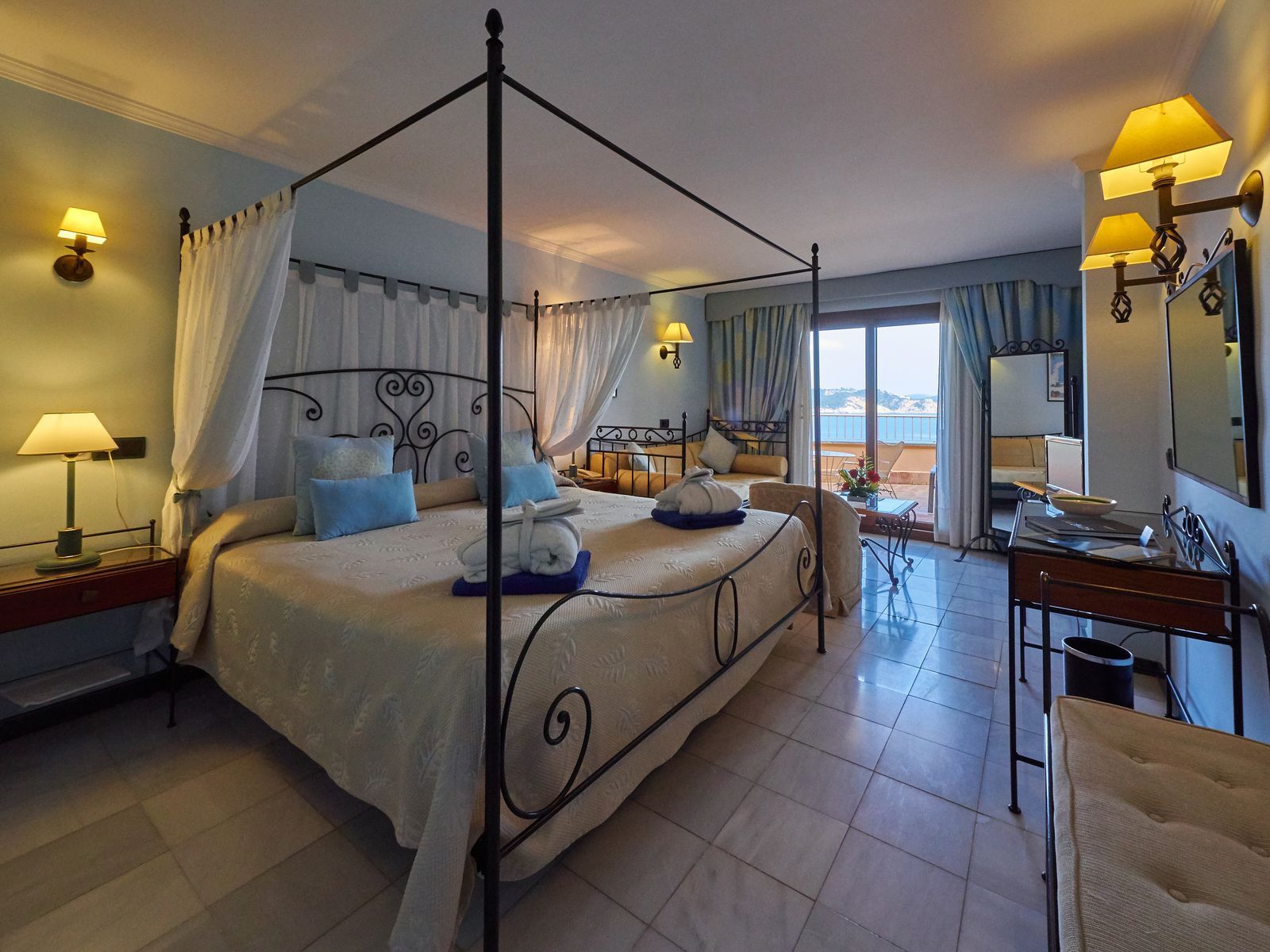 Hotel Petit Cala Fornells - Image 10