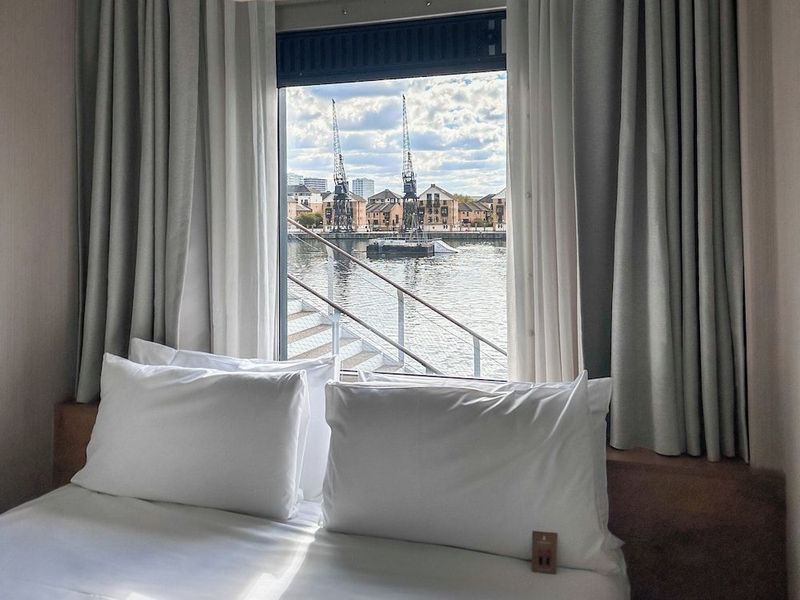Good Hotel - Image 10