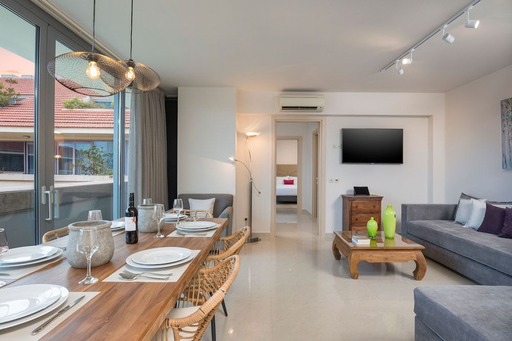 Trianon Luxury Apartments & Suites - Image 9