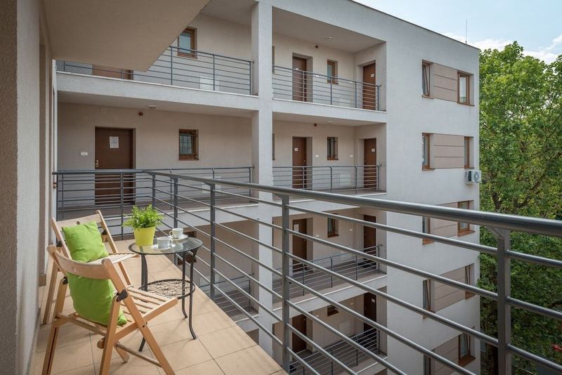 Maple Tree Apartments - Image 8