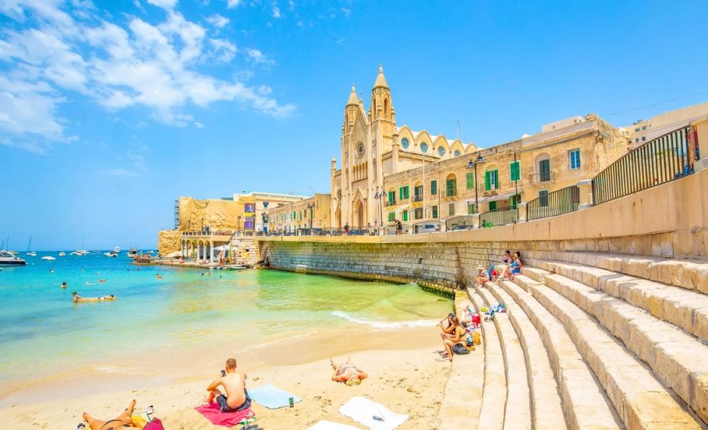 Utsikt over stranden og det turkise havet i St. Julians på Malta