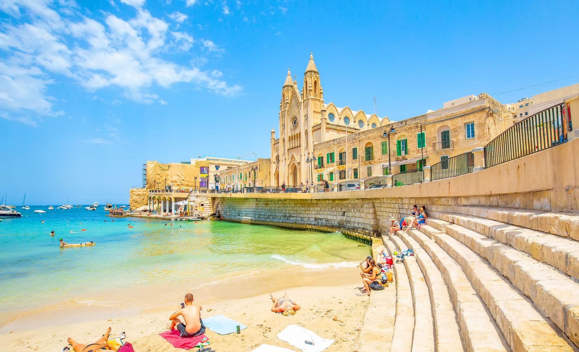 Utsikt over stranden og det turkise havet i St. Julians på Malta