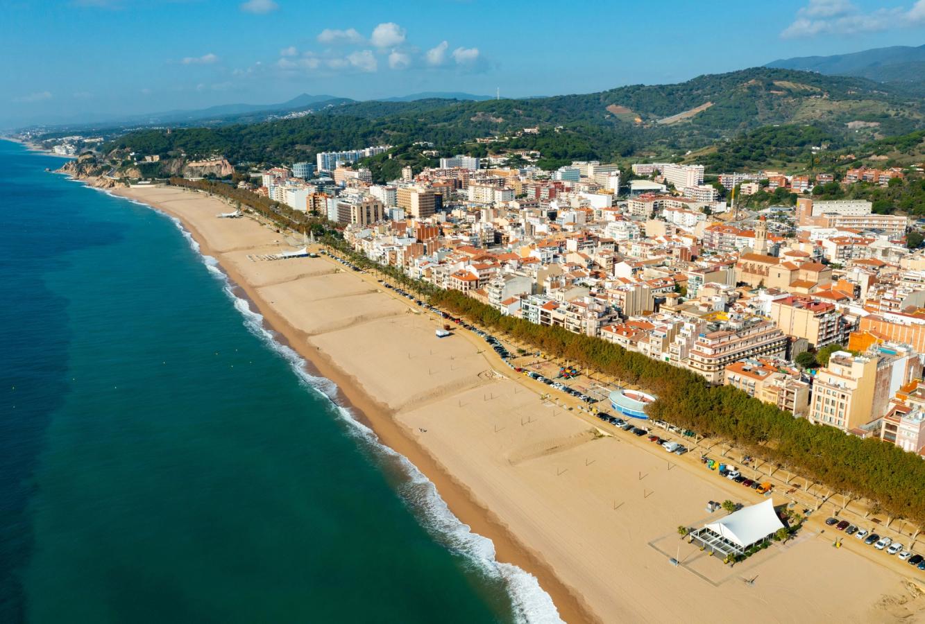 Lange, deilige sandstrender i Calella på Costa Brava