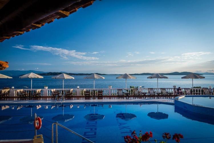 Akti Ouranoupoli Beach Resort ligger vakkert til ved sjøen utenfor Ouranoupoli, og tilbyr et innbydende basseng med utsikt.