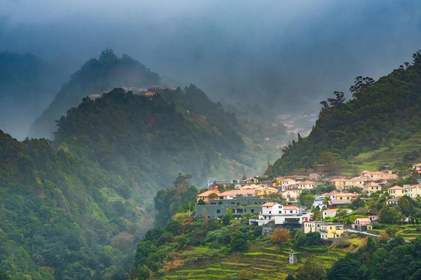 São Vicente er en tradisjonell terrasselandsby på Madeira. Her med små hus og hager, blant et grønt fjellandskap i en tåkefull stemning.