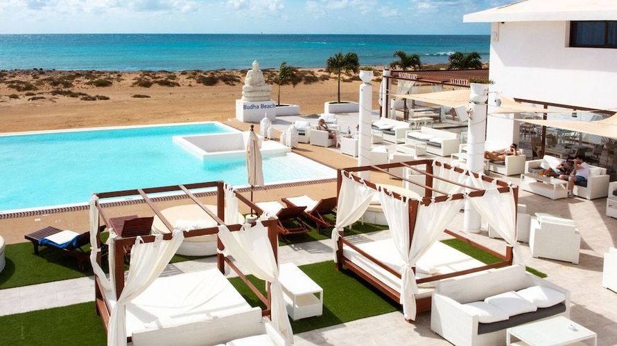 Hotel Budha Beach THe Senses Collection ligger rett ved stranden i Santa Maria på Kapp Verde, og tilbyr vakker utsikt fra bassengområdet.