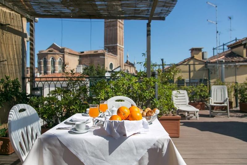 Hotel Pantalon - Image 1